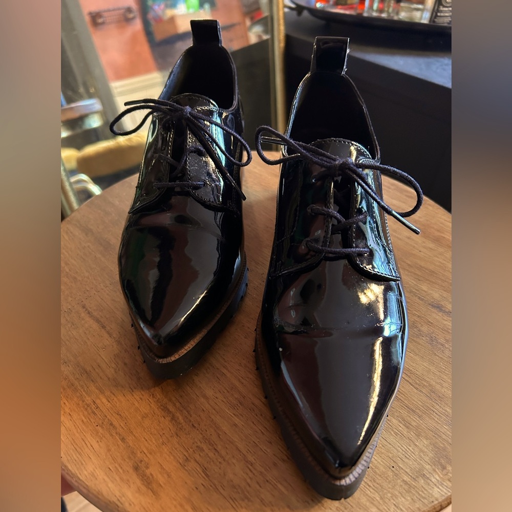 Black Patent Leather Pointed Lace-Up shoe!